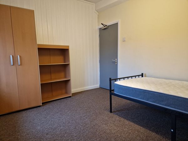 Room available in friendly house share Ref: 19-4