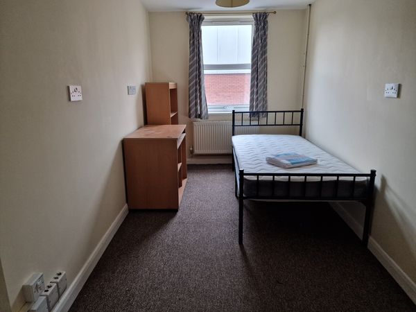 Room available in friendly house share Ref: 19-3